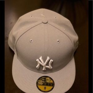 NWT Grey New Era Fitted Cap 🧢 🧢 🔥🔥🔥🔥